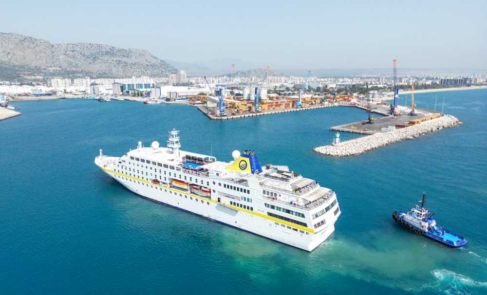 144 metre uzunluğundaki Hamburg lüks yolcu gemisi QTerminals Antalya Limanına geldi