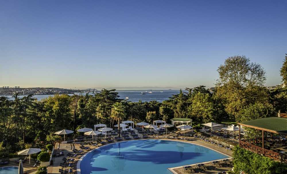  Swissôtel, havuz keyfini de tam anlamıyla yaşatan noktalardan biri oluyor.