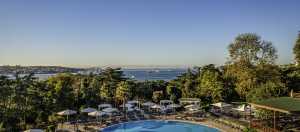 Swissôtel, havuz keyfini de tam anlamıyla yaşatan noktalardan biri oluyor.