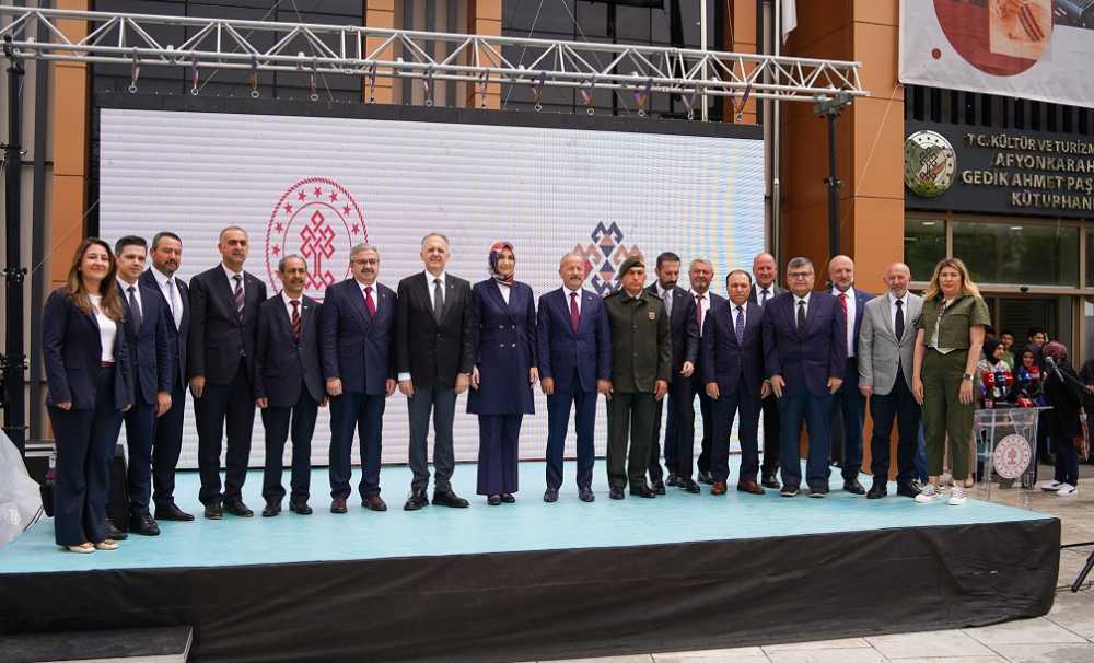 “Afyonkarahisar Yaşayan Miras Festivali” Zafer Meydanı’nda sanatseverlerle buluşmaya başladı. 