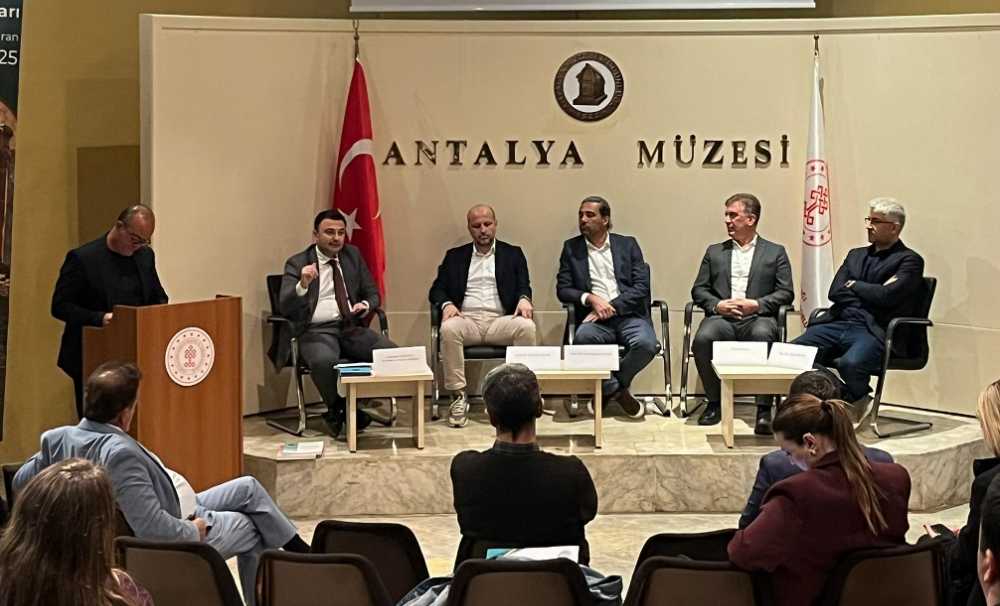“Antalya Turizmi ve Sürdürülebilirlik” paneli, 9 Nisan’da Antalya Arkeoloji Müzesi’nde gerçekleştirildi.