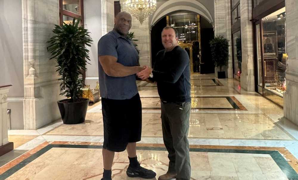 Dünya ağır sıklet boks şampiyonu Bob Sapp, Türkiye’ye özel bir ziyaret gerçekleştirdi.
