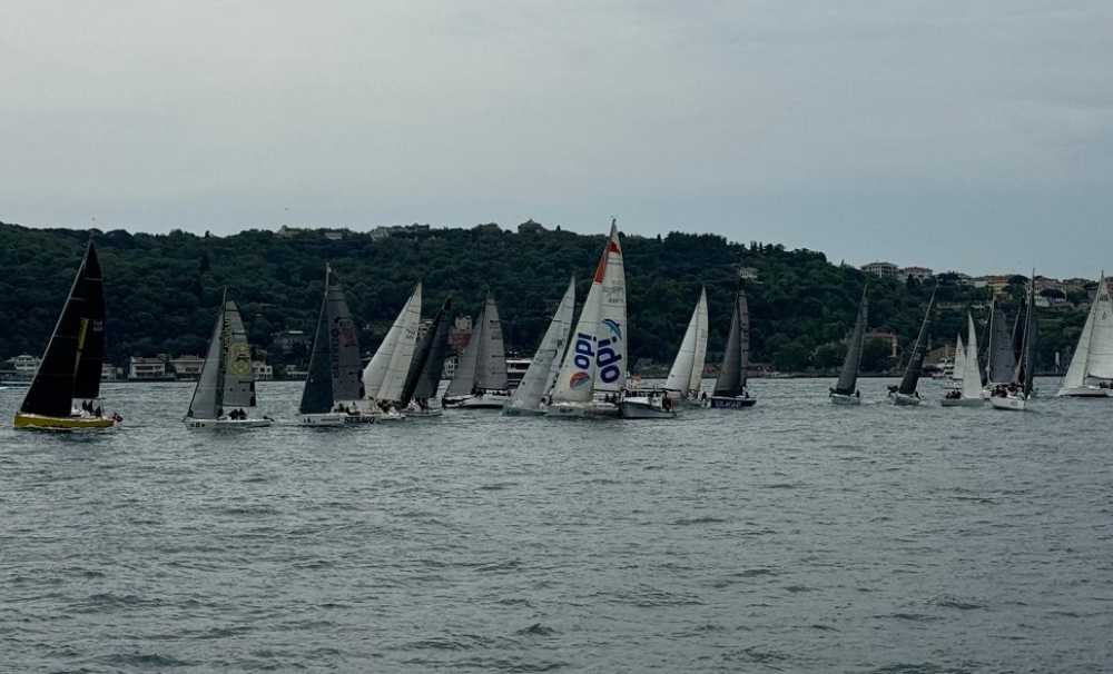 İstanbul Boğazında İdoSailing Cup yarışları start aldı.