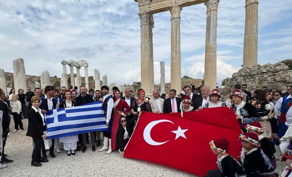  “Uluslararası Girit’ten Side’ye Kültür ve Lezzet Festivali”Side’nin antik atmosferinde gerçekleşen bir kortejle başladı.