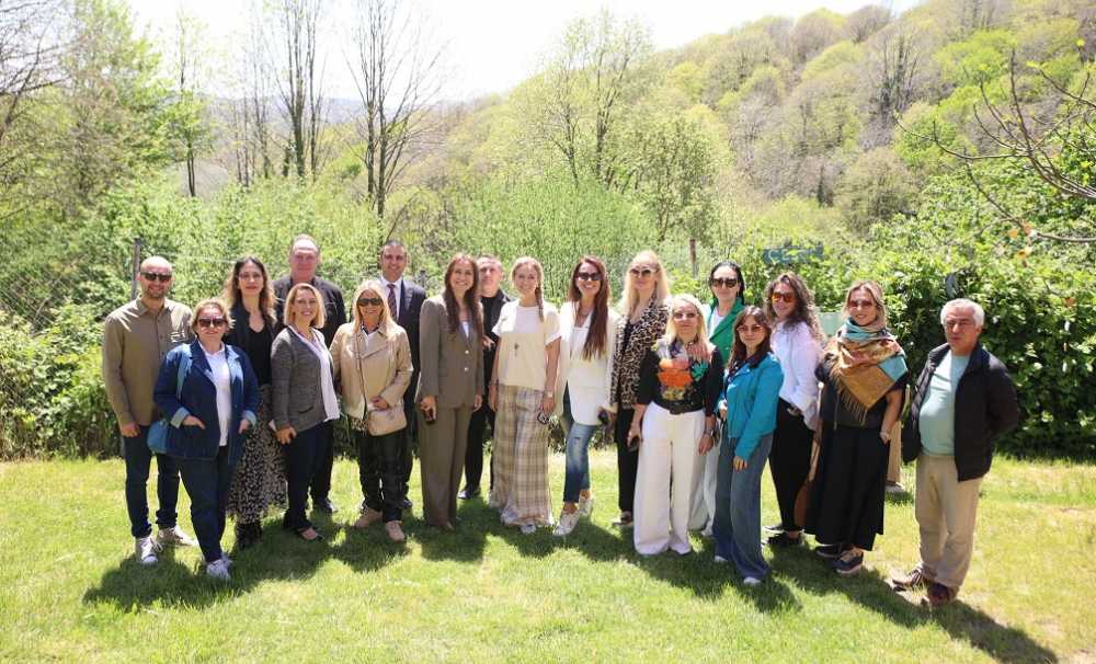 YEPUD ÜYELERİ CEYDA DÜVENCİ İLE TAŞ KÂĞIT MAKAS ATÖLYESİ’NDE BULUŞTU