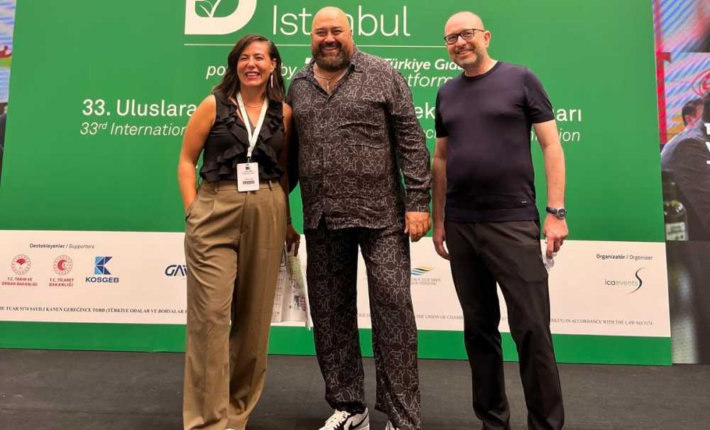 Somer Sivrioğlu'ndan "Tükenmez Bardaklar" Gösterisi WorldFood Fuarı'nda Büyük İlgi Gördü