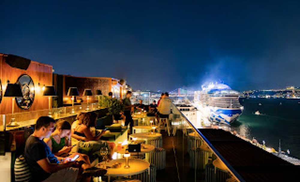  Sky Karaköy, müzik, lezzet ve şehir enerjisini aynı çatı altında buluşturuyor. 