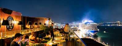  Sky Karaköy, müzik, lezzet ve şehir enerjisini aynı çatı altında buluşturuyor. 