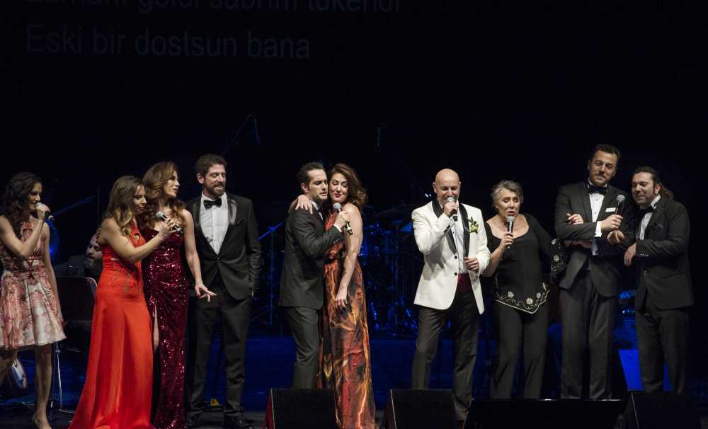 Çağan Irmak ve oyuncu dostlarından muhteşem konser