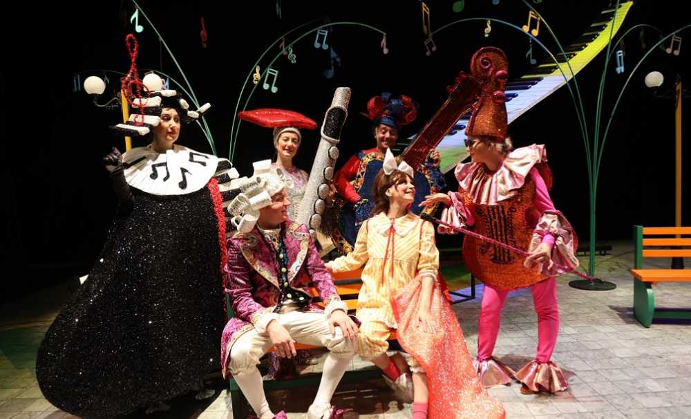 İBB Şehir Tiyatroları,2025-2026 tiyatro sezonunun yeniayında 35 oyunla seyirci karşısına çıkıyor. 