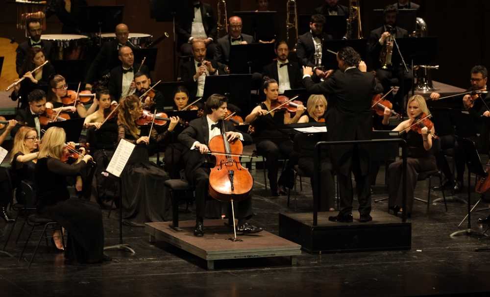 İSTANBUL DEVLET SENFONİ ORKESTRASI VE KONUK SANATÇILAR, MUHTEŞEM BİR KONSERLE DİNLEYİCİLERİ BÜYÜLEDİ