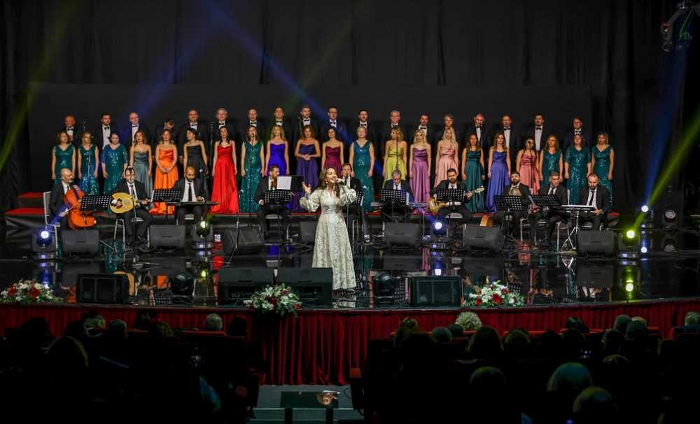 Liv Hospital Ailesi “Yüzyılın Hatırası” konserinde MKM (Mustafa Kemal Merkezi)’nde müzikli gösteri sergiledi.