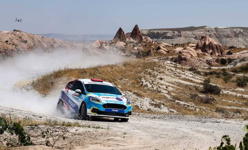  Dünyanın İlk ve Tek Engelli Kadın Ralli Pilotu Kübra Denizci Keskin’e Wyndham’dan Destek