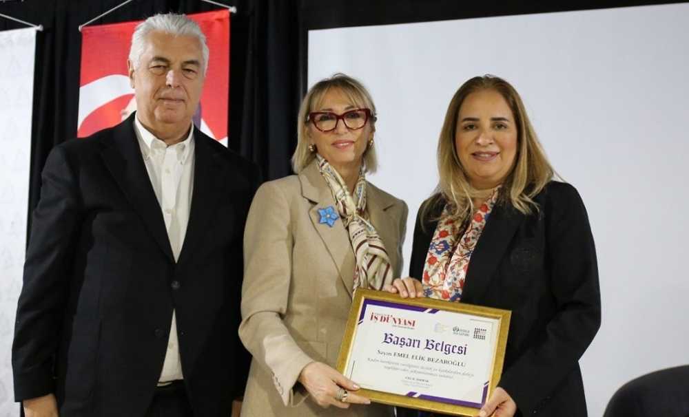 Emel Elik Bezaroğlu,“Kadın Liderler Umudu Yükseltiyor” başlıklı toplantıda Başarı Ödülüne layık görüldü.