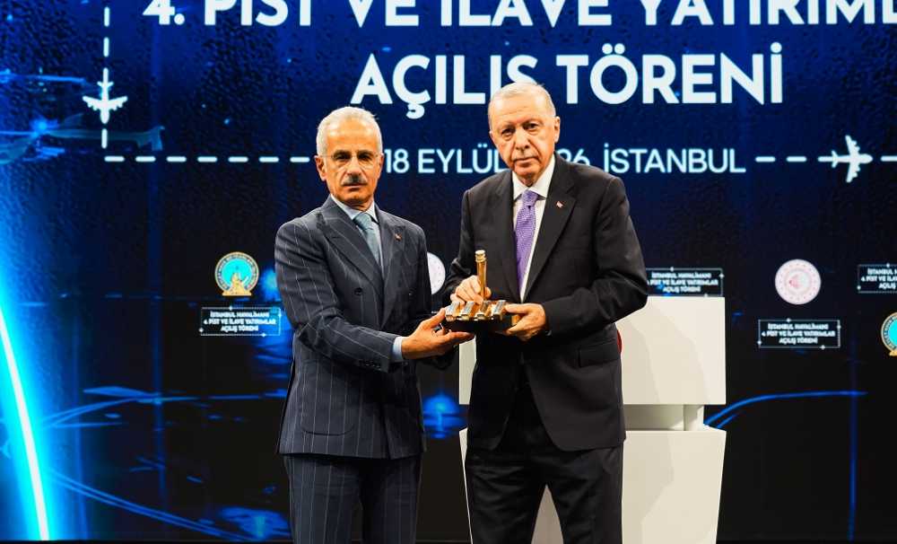 İGA İstanbul Havalimanı'nın  4. ana pisti   törenle faaliyete geçti.