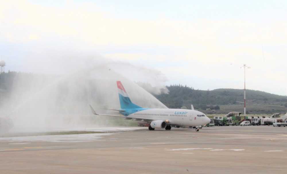 Lüksemburg’dan gelen Luxair uçağını İzmir Adnan Menderes,su takıyla karşıladı.