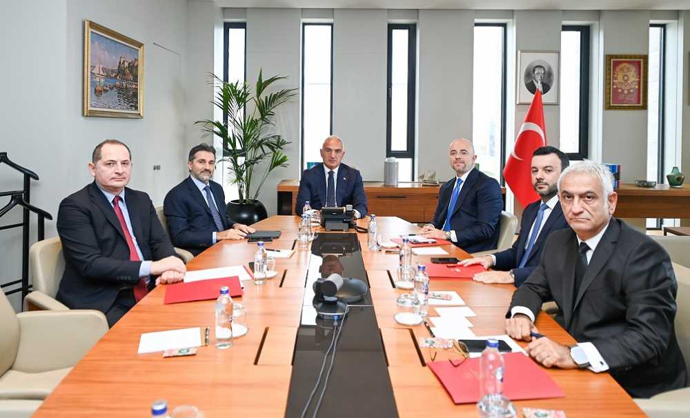  Mehmet Nuri Ersoy,THY yönetimini İstanbul AKM'de  kabul etti.