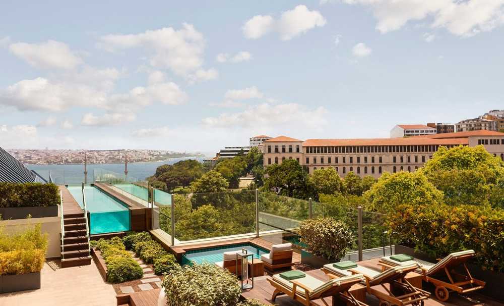 The Ritz-Carlton, Istanbul’un terası The Roof şehrin nabzını tutuyor.