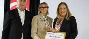 Emel Elik Bezaroğlu,“Kadın Liderler Umudu Yükseltiyor” başlıklı toplantıda Başarı Ödülüne layık görüldü.