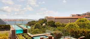The Ritz-Carlton, Istanbul’un terası The Roof şehrin nabzını tutuyor.