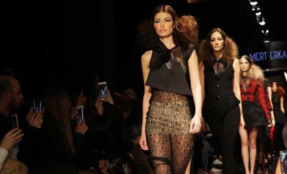 İstanbul Fashion Week’in Genç Tasarımcısı Mert Erkan Defilesi Göz Kamaştırdı