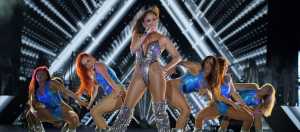  Jennifer Lopez,Regnum The Crown’un açılışında gerçekleşen konserde hayranlarıyla buluştu.