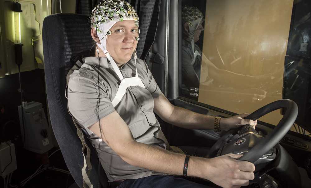 Scania Güvenli Sürüş için Kullanıcının Beyin Dalgalarını Takip Ediyor