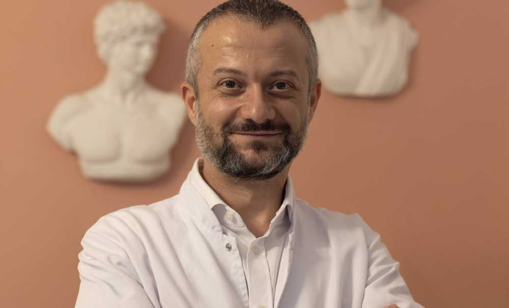 Doç. Dr. Ali Öner,ailelerin, çocukların, omuz ve bel simetrisini takip etmesi gerektiğini önerdi.