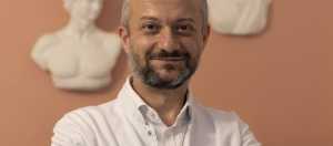 Doç. Dr. Ali Öner,ailelerin, çocukların, omuz ve bel simetrisini takip etmesi gerektiğini önerdi.