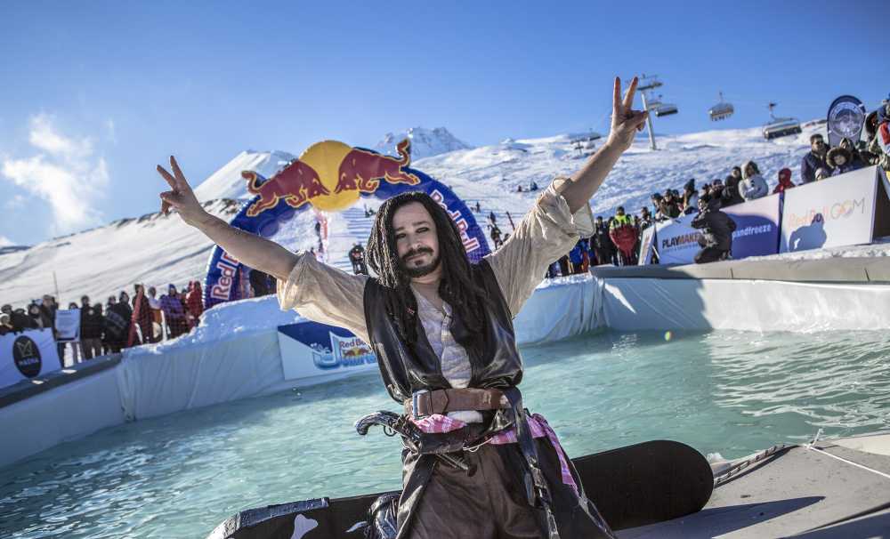 Erciyes'te cesur kayakçılar buz gibi suya meydan okudu