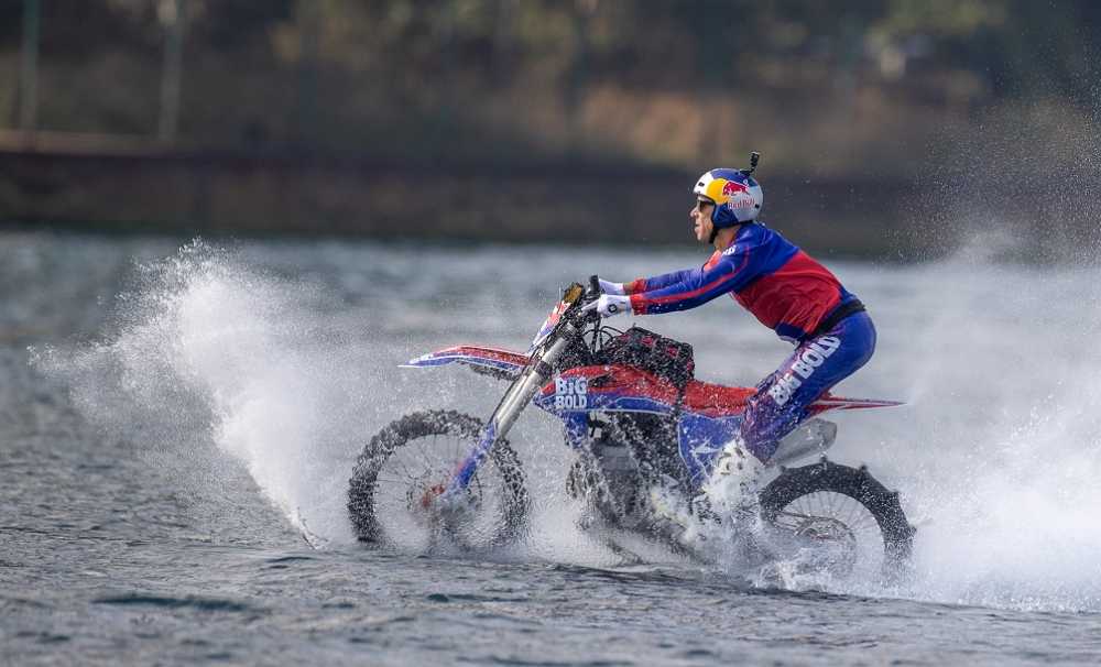  Robbie Maddison  Avrupa Kıtası’ndan Asya Kıtası’na denizden geçişiyle herkesi büyüledi..