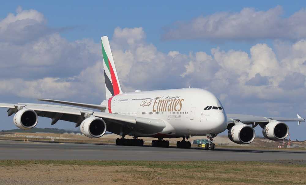 Emirates’in ikonik çift katlı jumbo jeti A380, İstanbul'a indi.