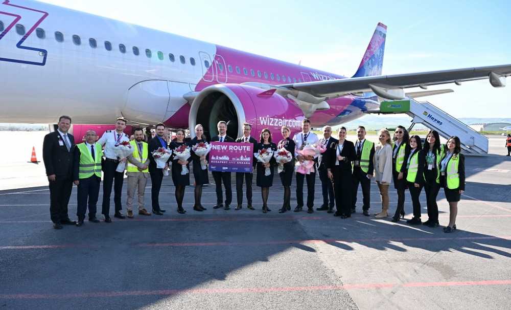 WizzAir’in  Budapeşte’den Ankara'ya düzenlediği ilk uçuş törenle karşılandı. 