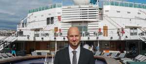 Celestyal Discovery,  Arap Körfezi'nden ayrılan ilk kruvaziyer gemisi oldu.