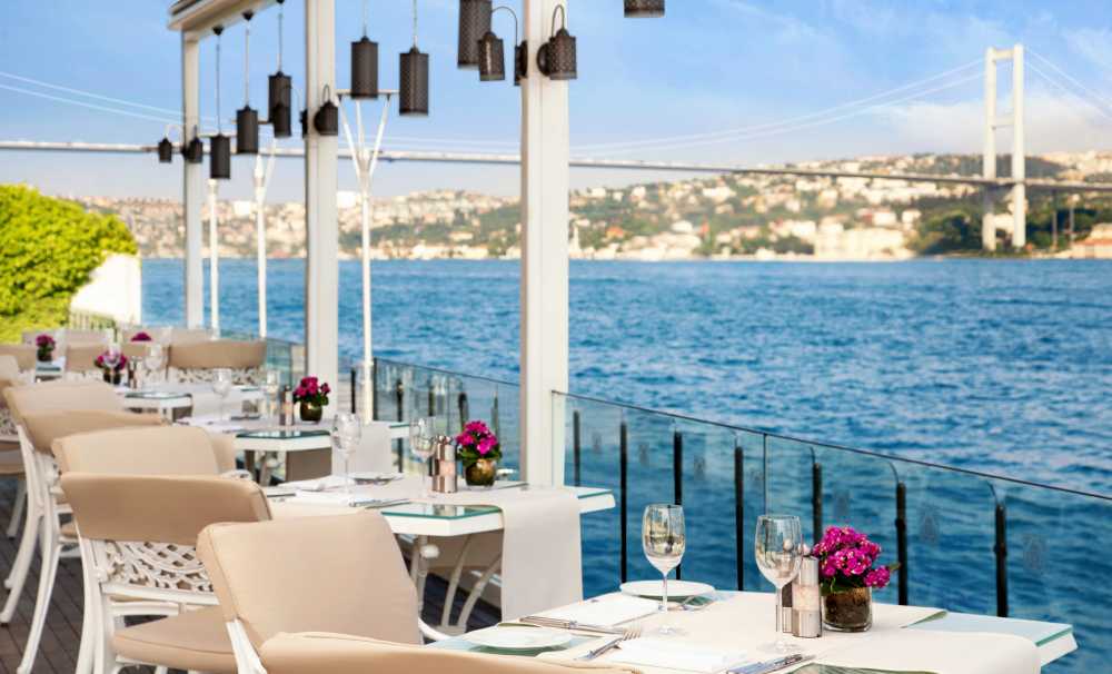 Çırağan Sarayı’nın Yazlık Mekanı “Bosphorus Grill” Açıldı