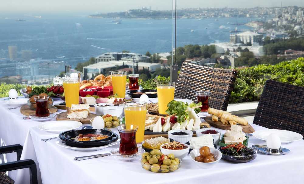 Conrad İstanbul Bosphorus’tan ‘Bir Pazar Klasiği’: Boğaz’a Nazır Türk Kahvaltısı