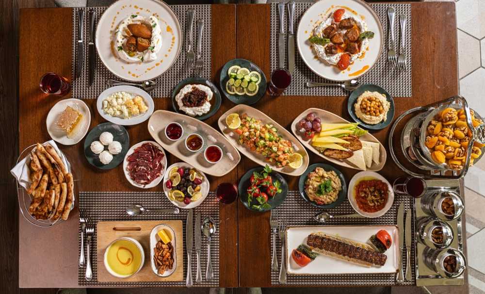Elite World Hotels & Resorts,farklı şehirlerdeki otellerinde hazırladığı özel iftar programlarıyla misafirleriyle buluşturuyor.
